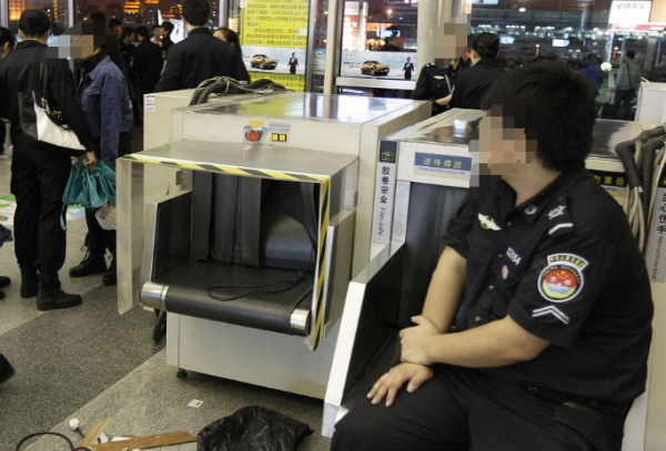 大象配资 上海机场取消进站安检，网友怀疑：因强制交社保，所以外包的安检员都被裁了
